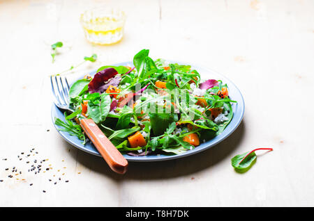 Gebratener Kürbis Gesunde vegetarische Salate, Kürbis, Reis und Sesam Salat über hellen Hintergrund Stockfoto