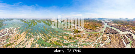 Antenne Panoramablick 4000 Inseln Mekong in Laos, Li Phi Wasserfälle, berühmten Reiseziel Backpacker in Südostasien Stockfoto