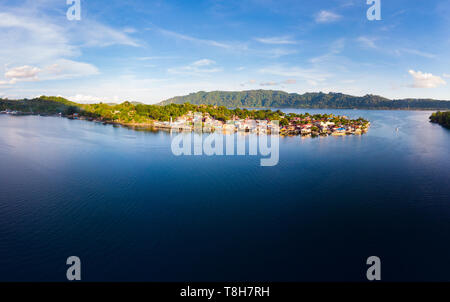 Luftaufnahme Banda Inseln Molukken Archipels Indonesien, bandaneira Dorf Maluku, Coral Reef karibische Meer. Top reisen Reiseziel, beste di Stockfoto