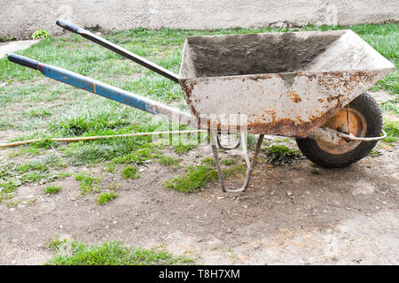 Rostig und schmutzigen Schubkarre Stockfoto