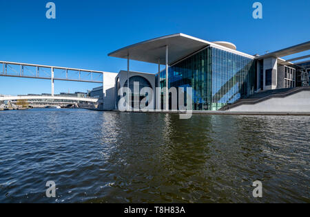 Berliner atemberaubende Regierungsgebäude. Beiderseits der Spree in einem dramatischen, kontinuierliche, streifen design, das Band genannt. Stockfoto