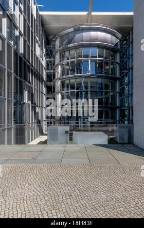 Berliner atemberaubende Regierungsgebäude. Beiderseits der Spree in einem dramatischen, kontinuierliche, streifen design, das Band genannt. Stockfoto