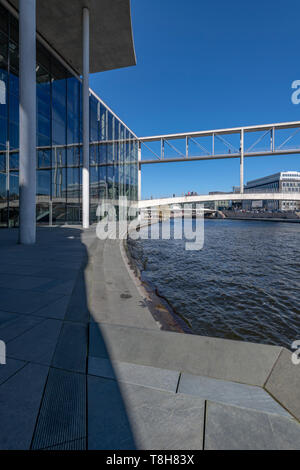 Berliner atemberaubende Regierungsgebäude. Beiderseits der Spree in einem dramatischen, kontinuierliche, streifen design, das Band genannt. Stockfoto