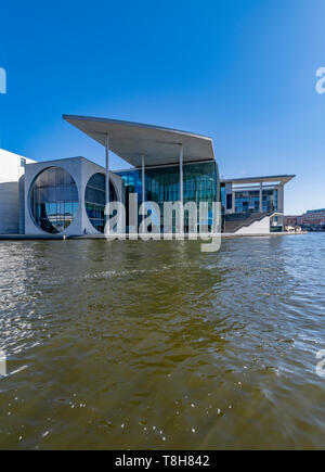 Berliner atemberaubende Regierungsgebäude. Beiderseits der Spree in einem dramatischen, kontinuierliche, streifen design, das Band genannt. Stockfoto