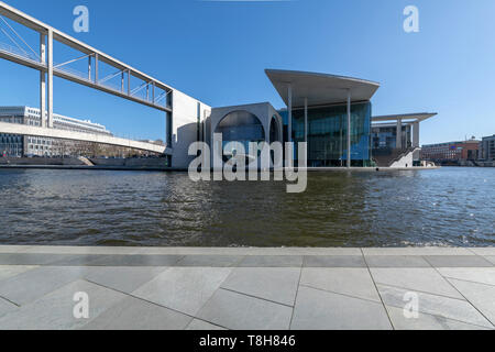 Berliner atemberaubende Regierungsgebäude. Beiderseits der Spree in einem dramatischen, kontinuierliche, streifen design, das Band genannt. Stockfoto