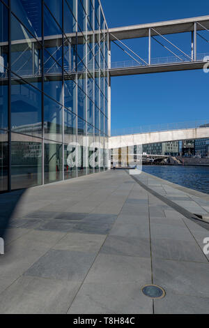 Berliner atemberaubende Regierungsgebäude. Beiderseits der Spree in einem dramatischen, kontinuierliche, streifen design, das Band genannt. Stockfoto