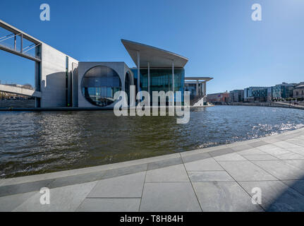 Berliner atemberaubende Regierungsgebäude. Beiderseits der Spree in einem dramatischen, kontinuierliche, streifen design, das Band genannt. Stockfoto