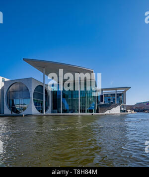 Berliner atemberaubende Regierungsgebäude. Beiderseits der Spree in einem dramatischen, kontinuierliche, streifen design, das Band genannt. Stockfoto