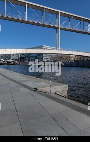 Berliner atemberaubende Regierungsgebäude. Beiderseits der Spree in einem dramatischen, kontinuierliche, streifen design, das Band genannt. Stockfoto