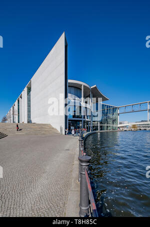 Berliner atemberaubende Regierungsgebäude. Beiderseits der Spree in einem dramatischen, kontinuierliche, streifen design, das Band genannt. Stockfoto