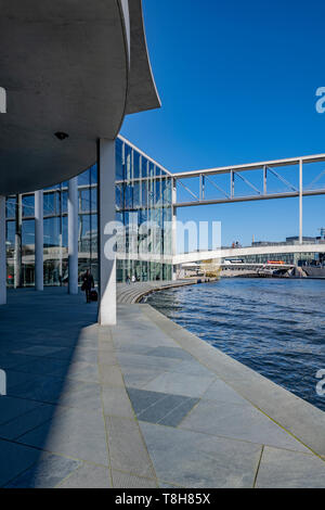 Berliner atemberaubende Regierungsgebäude. Beiderseits der Spree in einem dramatischen, kontinuierliche, streifen design, das Band genannt. Stockfoto