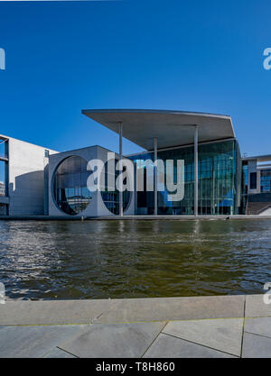 Berliner atemberaubende Regierungsgebäude. Beiderseits der Spree in einem dramatischen, kontinuierliche, streifen design, das Band genannt. Stockfoto