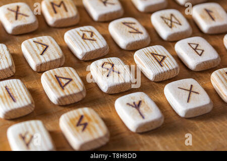 Anglo-sächsischen Holz- handgefertigte Runen auf dem Vintage Tabelle auf jeder Rune Symbol zum Wahrsagen bezeichnet Stockfoto