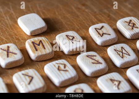 Anglo-sächsischen Holz- handgefertigte Runen auf dem Vintage Tabelle auf jeder Rune Symbol zum Wahrsagen bezeichnet Stockfoto