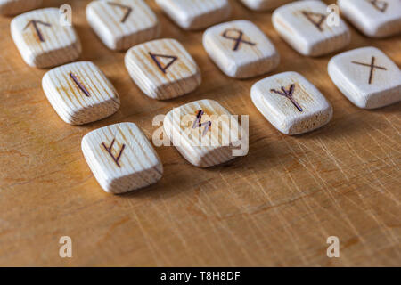 Anglo-sächsischen Holz- handgefertigte Runen auf dem Vintage Tabelle auf jeder Rune Symbol zum Wahrsagen bezeichnet Stockfoto