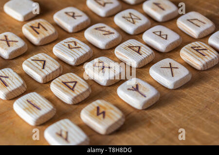 Anglo-sächsischen Holz- handgefertigte Runen auf dem Vintage Tabelle auf jeder Rune Symbol zum Wahrsagen bezeichnet Stockfoto