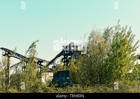 Verlassene industrielle Plattform mit rostigen Elemente Stockfoto