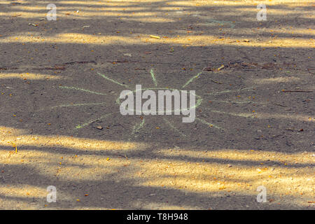 Sonne in Kreide auf Asphalt im Freien aufgestellt Stockfoto