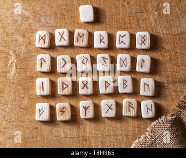 Anglo-sächsischen Holz- handgefertigte Runen auf dem Vintage Tabelle auf jeder Rune Symbol zum Wahrsagen bezeichnet Stockfoto