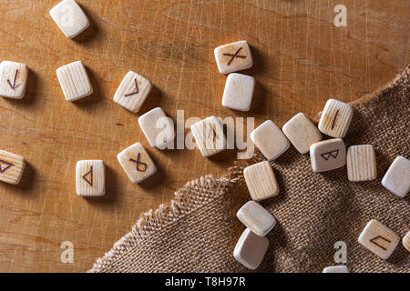 Anglo-sächsischen Holz- handgefertigte Runen auf dem Vintage Tabelle auf jeder Rune Symbol zum Wahrsagen bezeichnet Stockfoto