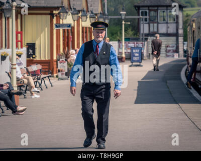 Guard auf Plattform, Bolton und Embsay Steam Railway. Bolton, Yorkshire Dales, UK. Stockfoto