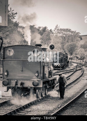 Mechaniker arbeiten an Sir Robert Alpine und Söhne, Motor Nr. 88. Embsay und Bolton Steam Railway. Bolton, Yorkshire Dales, UK. Stockfoto