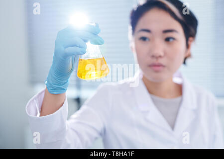 Nachdenklich pharmazeutische Forscher arbeiten mit Stoff Stockfoto