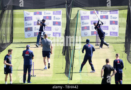 England's Ben Stokes (links) und Jonny Bairstow (rechts) mit der Wimper während der Netze Session im Bristol County. Stockfoto