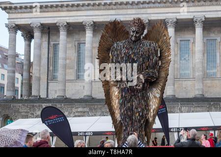 Das Messer Engel Skulptur von Alfie Bradley ist aus Tausenden von aufgegeben, Messer und fördert die Wirkung der Messer Kriminalität auf die Gesellschaft. Stockfoto
