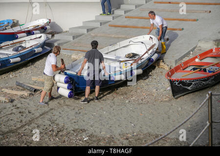 Drei Personen (Fischer), führen Sie das Boot, Vernazza, Cinque Terre, Ligurien, Italien Stockfoto