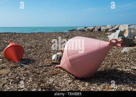 Zwei große Bojen am Strand, azurblaues Meer und die felsige Strand Stockfoto