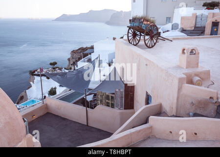 Blick auf die Stadt Oia auf Santorini, Griechenland, Detail der klassischen, weißen Gebäuden und der Mittelmeerküste. Stockfoto