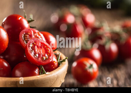 Frische Tomaten in Houten auf alten Eiche Tisch Stockfoto