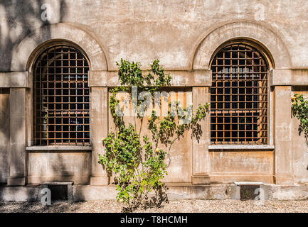 Latium - die Fenster eines Gebäudes der Casale di San Pio V in Rom, Italien Stockfoto