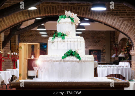 Multi Level weiße Hochzeitstorte Stockfoto