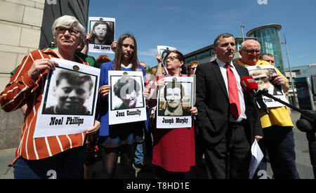 John Teggart (Zweiter von rechts), dessen Vater Danny tot in Ballymurphy erschossen wurde, Medien von außerhalb von Belfast Untersuchungsrichter Gericht spricht, neben anderen trauernden Angehörigen. Stockfoto