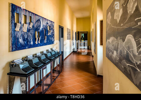 Schreibmaschinen in einem Korridor von den Link Campus Universität in Casale di San Pio V (Hl. Pio V Haus) in Rom, Italien Stockfoto