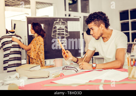 Zwei Kollegen arbeiten in Schneidern und Tailoring Establishment. Stockfoto