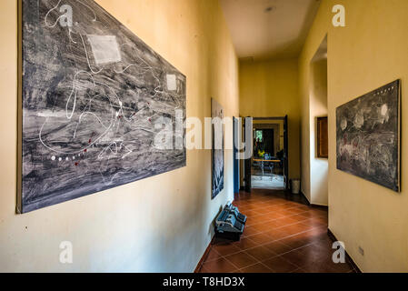 Gemälde in einem Korridor von den Link Campus Universität in Casale di San Pio V (Hl. Pio V Haus) in Rom, Italien Stockfoto