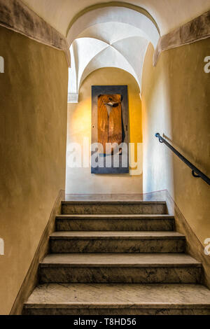 Interne Treppe von Casale di San Pio V (Hl. Pio V Haus) in Rom, Italien Stockfoto