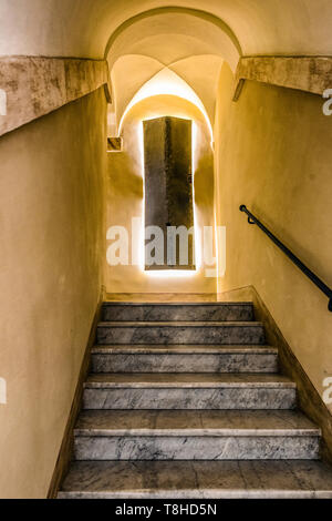 Interne Treppe von Casale di San Pio V (Hl. Pio V Haus) in Rom, Italien Stockfoto