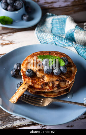 Leckere Pfannkuchen mit Schokolade Tropfen Stockfoto