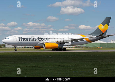 Thomas Cook Airlines Airbus A330, Registrierung OY - VKF, weg vom Flughafen Manchester, England. Stockfoto