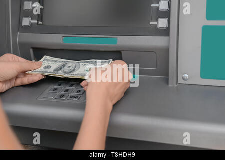 Frau herauf das Geld aus einem Geldautomaten, Nahaufnahme Stockfoto