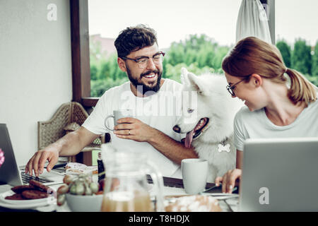 Schöner Mann an seine Frau, die bei der Arbeit im Freien. Stockfoto