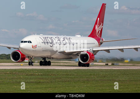 Virgin Atlantic Airways Airbus A330, Registrierung G-VLNM vorbereiten für Sie am Flughafen von Manchester, England. Stockfoto