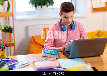 Smart student tun Mathe Hausaufgaben am Laptop Stockfoto