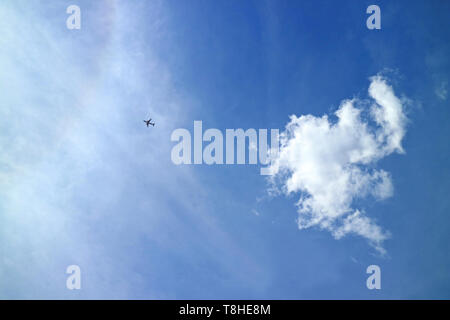 Flugzeug über die vibrant blue sky von Cusco Region, Peru fliegen, Südamerika Stockfoto