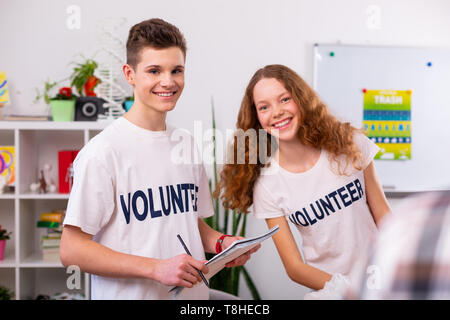 Mädchen das Gefühl gut während der Sortierung von Abfällen mit Ihrem besten Freund Stockfoto