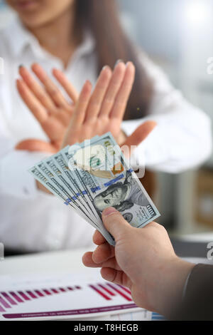 Männliche arm pay Bündel von hundert Dollar Rechnungen zu bürokauffrau Nahaufnahme. Bestechung akzeptieren Rückhandschlag Banknote venality Geldwäsche zurück Regelung Offshore Unternehmen Stockfoto